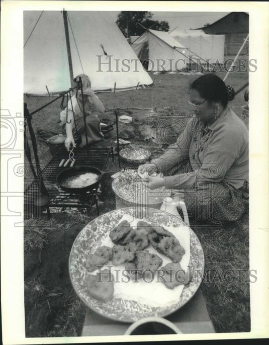 1985 Press Photo Karen Hartman prepares "trail bread" in Prairie du Chien - Historic Images