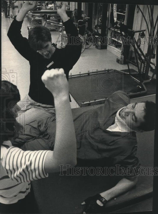 1992 Press Photo Patient Aaron Powless & therapists celebrate a milestone - Historic Images