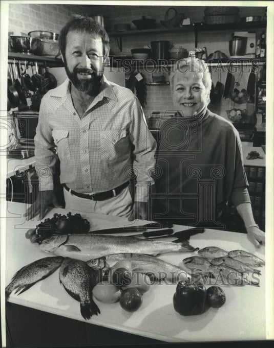1983 Press Photo Al Norgel, Elaine Ryan in kitchen with fresh fish, Brookfield - Historic Images