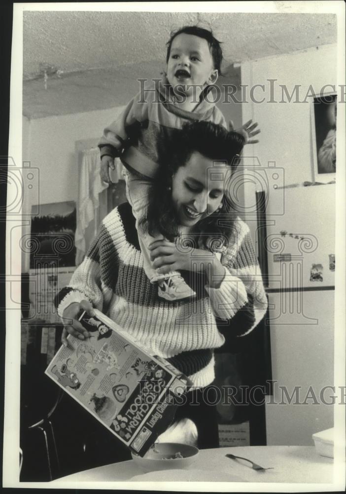 1990 Press Photo Veronica, 17, and son Gabriel, at her parents North Side home. - Historic Images