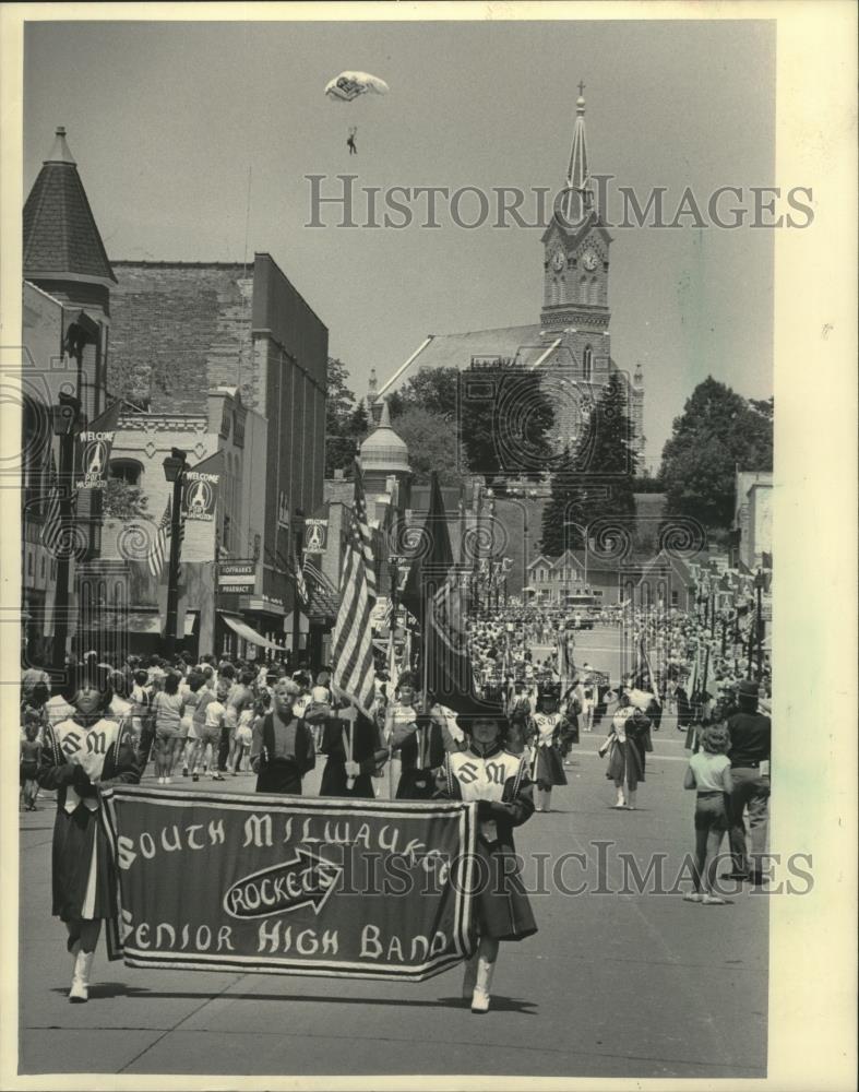 1985 Press Photo Skydiver descends high school band marches in Port Washington. - Historic Images