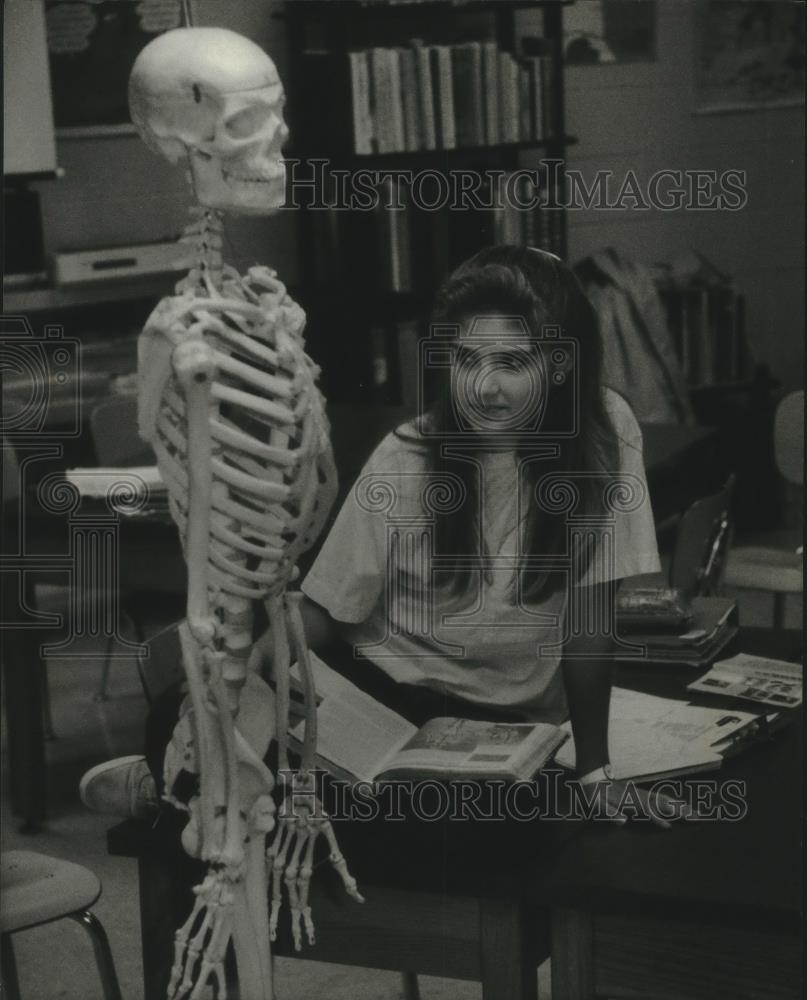 1993 Press Photo Becky Geiger of Port Washington, Wisconsin studies skeleton - Historic Images