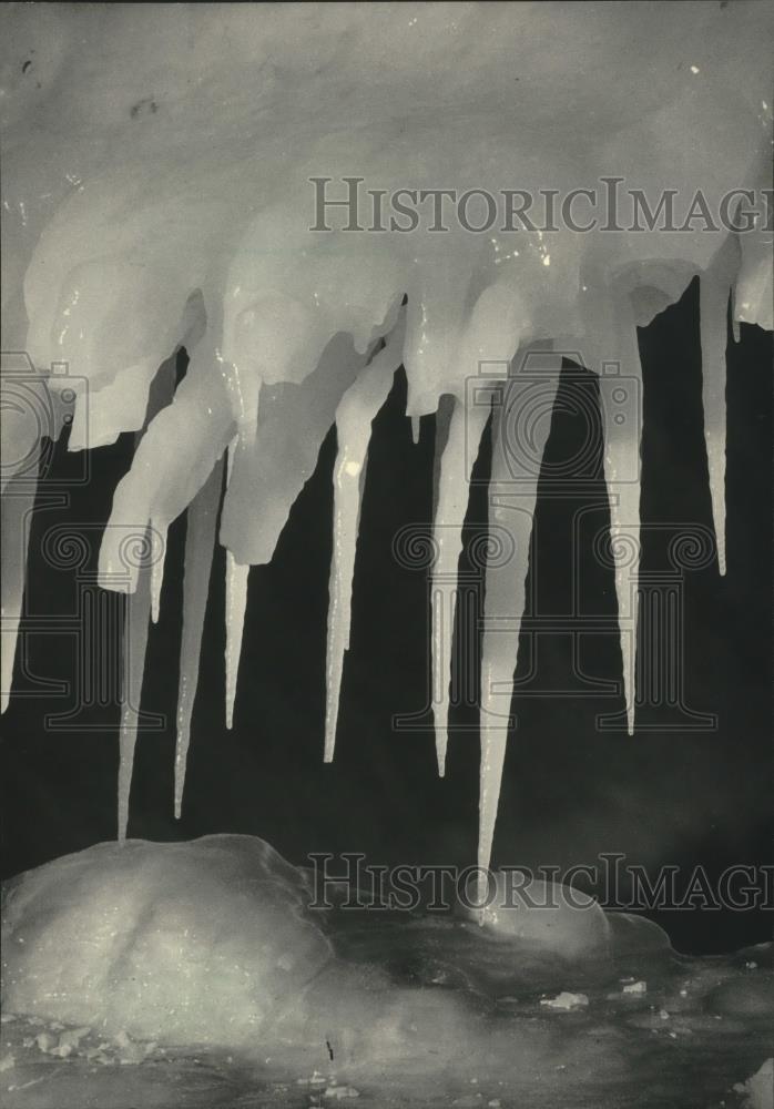 1985 Press Photo Icicles formed along docks in Port Washington, Wisconsin - Historic Images