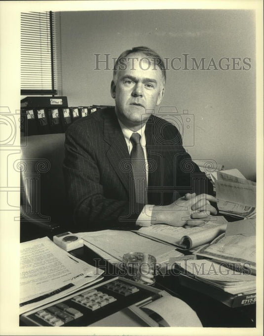 1988 Press Photo Richard Ryan sitting in office at his desk. - mjb95649 - Historic Images