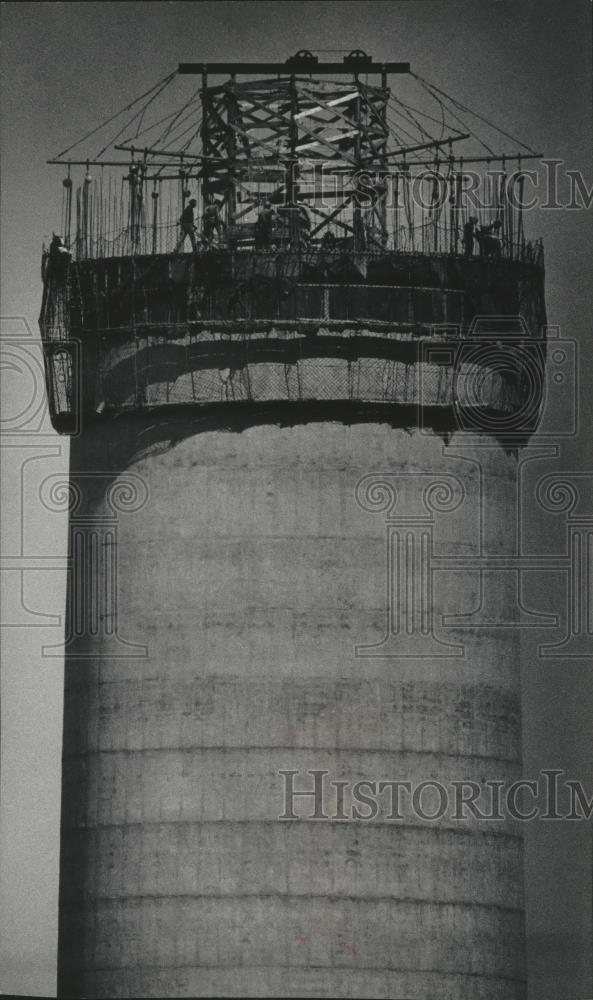 1976 Press Photo Workmen on a stack at a lignite burning plant north of Washburn - Historic Images