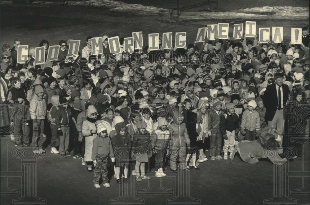 1987 Press Photo Students and staff, Lincoln Elementary School, Port Washington - Historic Images