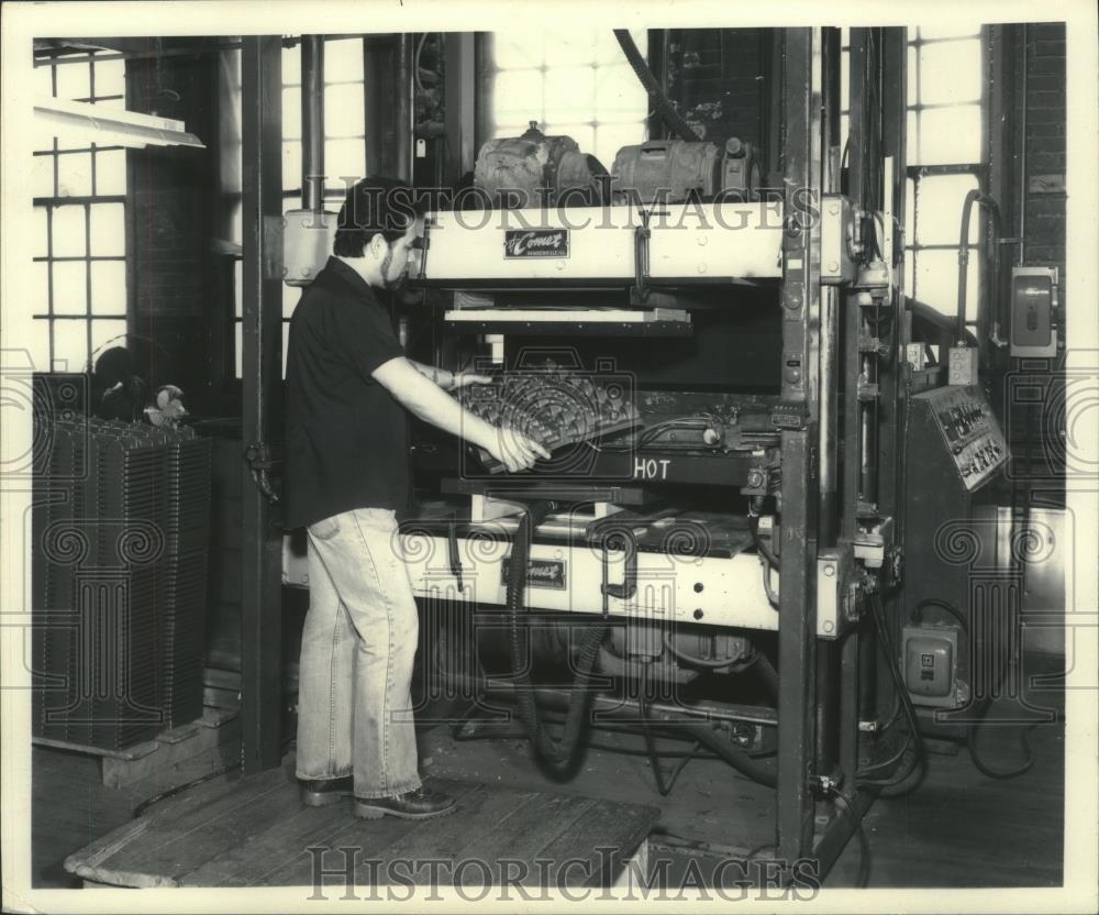 1984 Press Photo Jack Hill, president, works at Premier Plastics Company - Historic Images