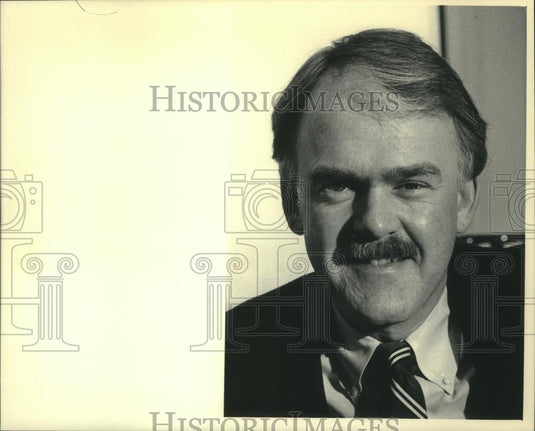 1984 Press Photo Stockbroker Richard Ryan warns against short-term investing. - Historic Images