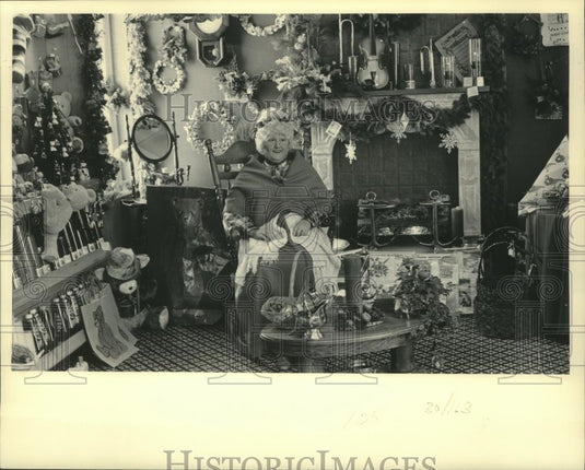 1983 Press Photo Barbara Persinger in Christmas shop, Port Washington - Historic Images