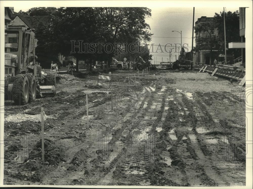 1989 Press Photo Construction work has Main Street, Port 
Washington impassable. - Historic Images