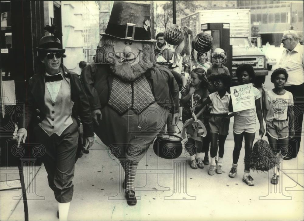 1983 Press Photo Paddy McFest And Friends On Wisconsin Ave. At Irish Fest - Historic Images