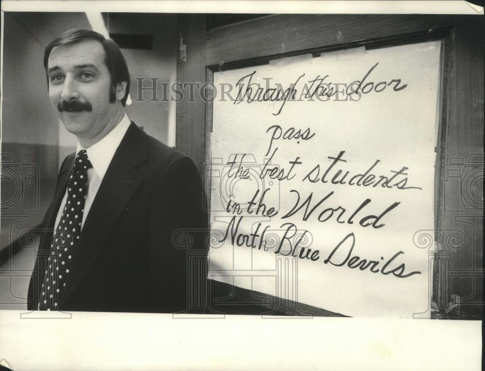 1977 Press Photo Robert Jasna, principal of North Division High School Wisconsin - Historic Images