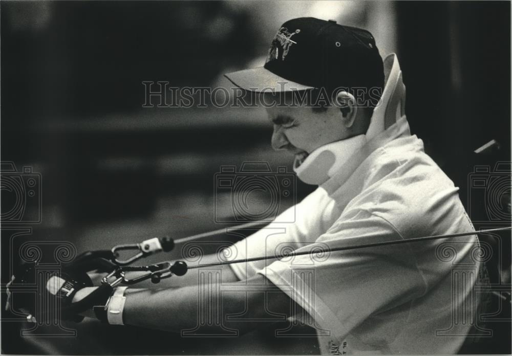 1992 Press Photo Aaron Powless doing a workout from his wheelchair, Green Bay. - Historic Images