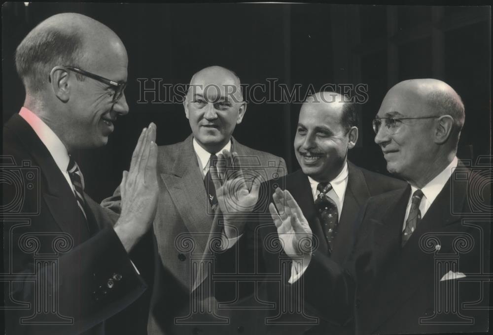 Press Photo The State Street Advancement association swears in new officers. - Historic Images