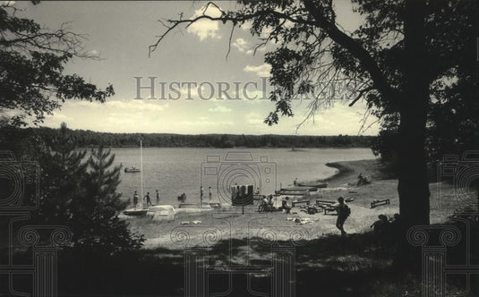 1983 Press Photo People at Pigeon Lake, canoeing, sailing and snorkling - Historic Images