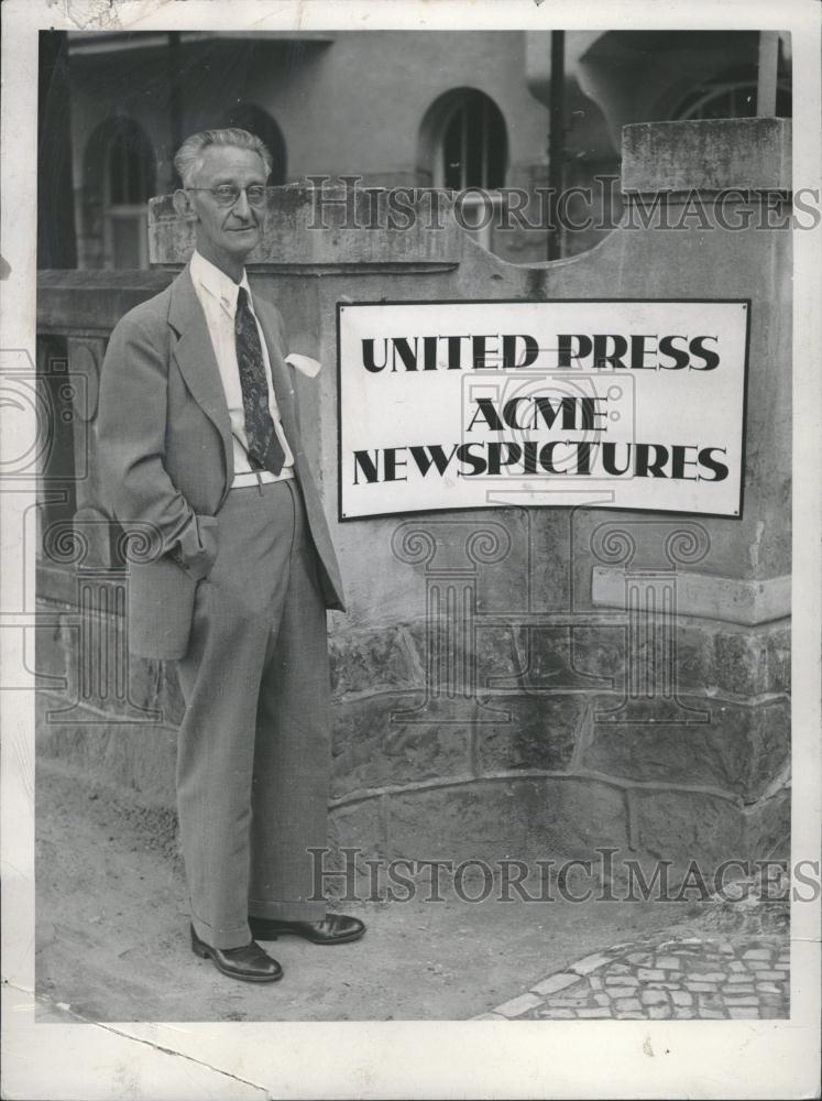 1951 Press Photo Lawrence Martin associate editor feel - RRV12909 - Historic Images