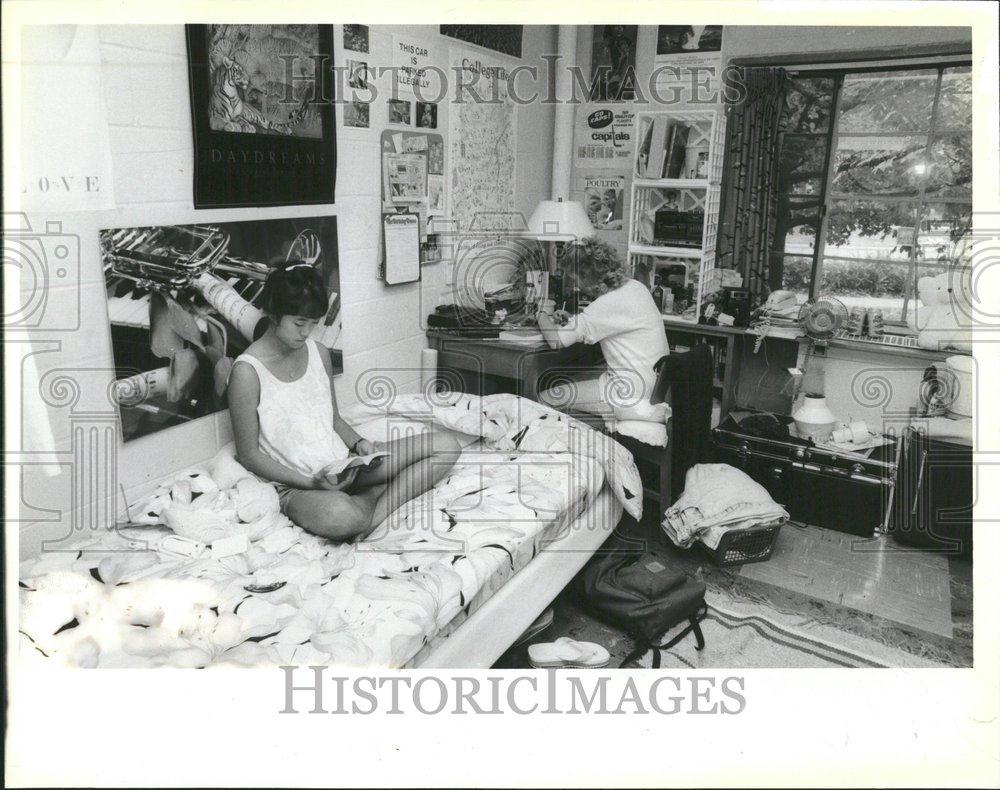 1988 Press Photo Clarice Yee Freshman Melanie Bowan - RRV65755 - Historic Images