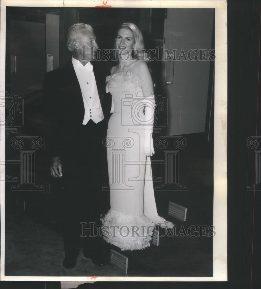 1963 Press Photo James Kimberly Blond Wife Pink Wool Ball Gown Ostrich Feathers - Historic Images