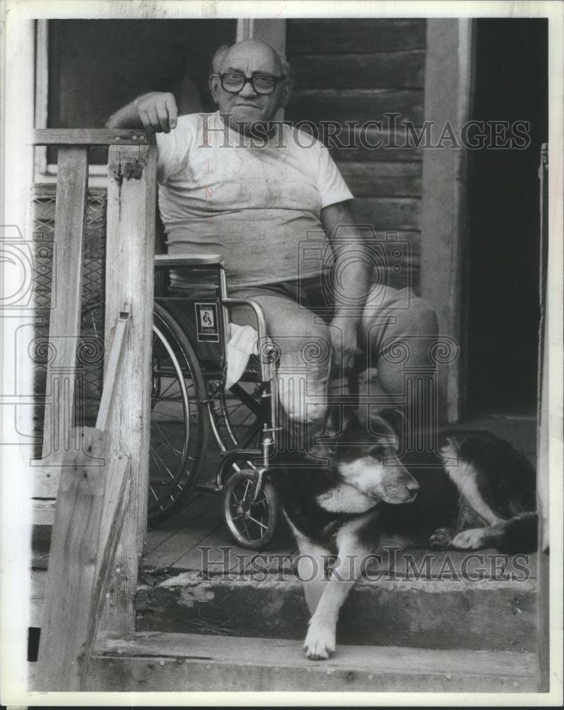 1984 Press Photo David Friedman Dogs Eviction South Halsted Doctor Illinois - Historic Images