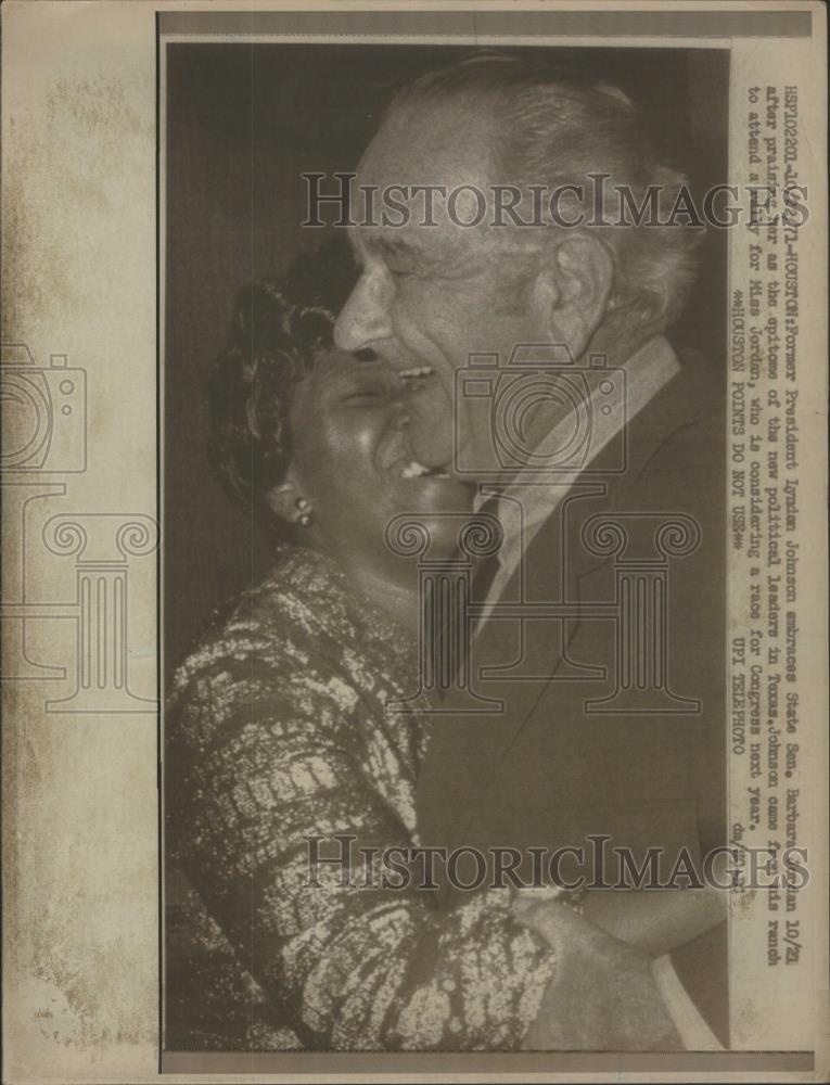 1971 Press Photo President Lyndon Johnson Embraces Barbara Jordan Praise
Epitome - Historic Images
