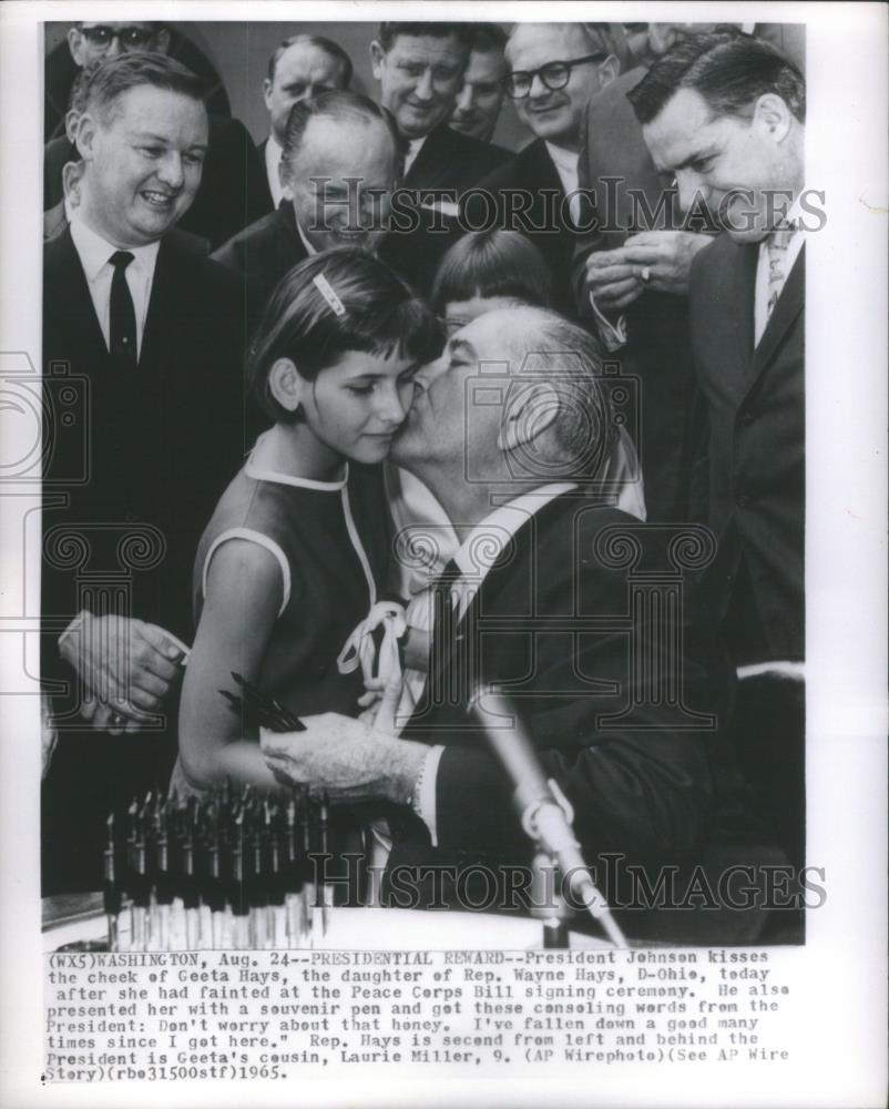1965 Press Photo President Lyndon Johnson Geeta Hays Peace Corps Bill Signing - Historic Images