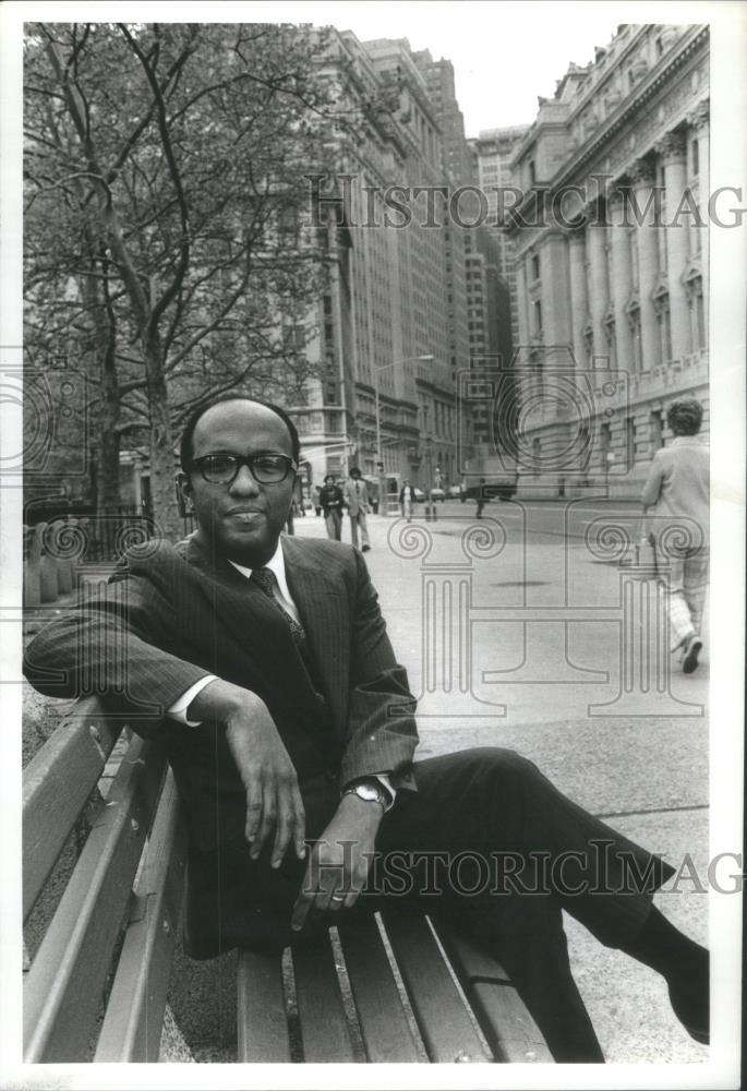 1977 Press Photo Battery Park Plaza New York Conrad Harper Chicago School Board - Historic Images