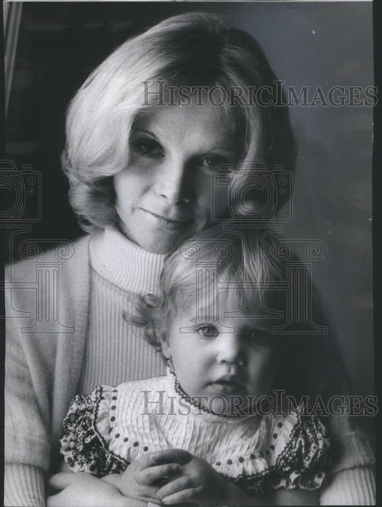 1974 Press Photo Mrs Kristin Hall wins nurse Emily daughter - RSA81779 - Historic Images