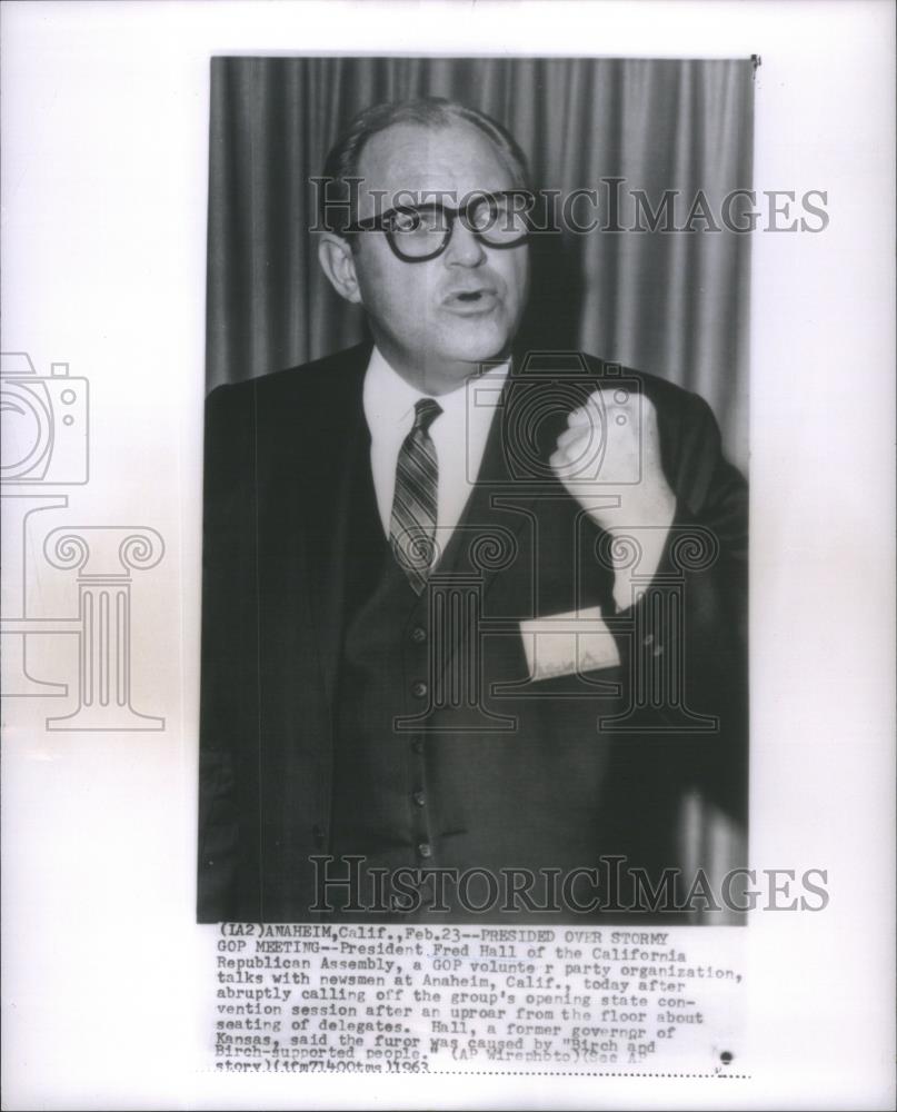 1963 Press Photo President Fred Hall California Talks Newsmen Anaheim-California - Historic Images