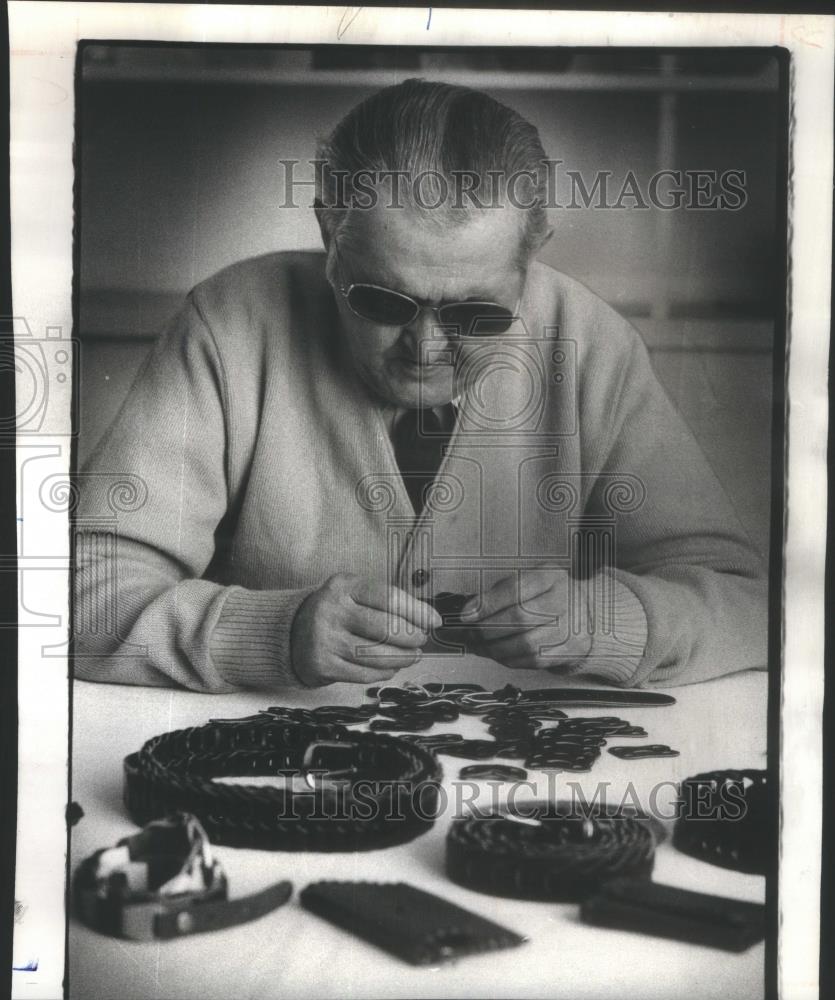 1977 Press Photo Nick Comito Blinded By Robber In His Backyard - RSA83181 - Historic Images