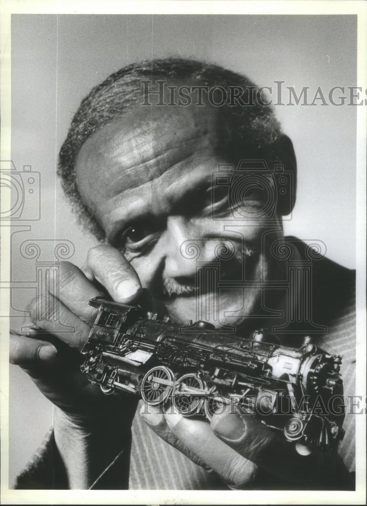 1981 Press Photo Model Building Commodore Displaying Coffee Can Locomotive - Historic Images