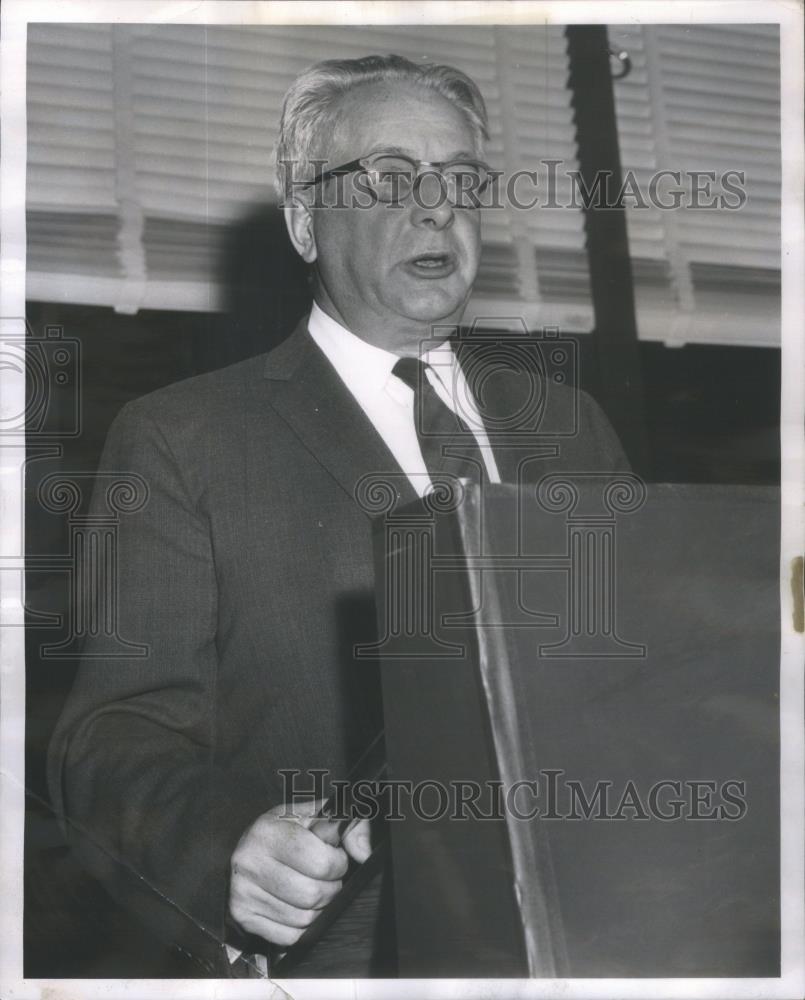 1965 Press Photo Professor Samuel King Allison speaks before an audience - Historic Images