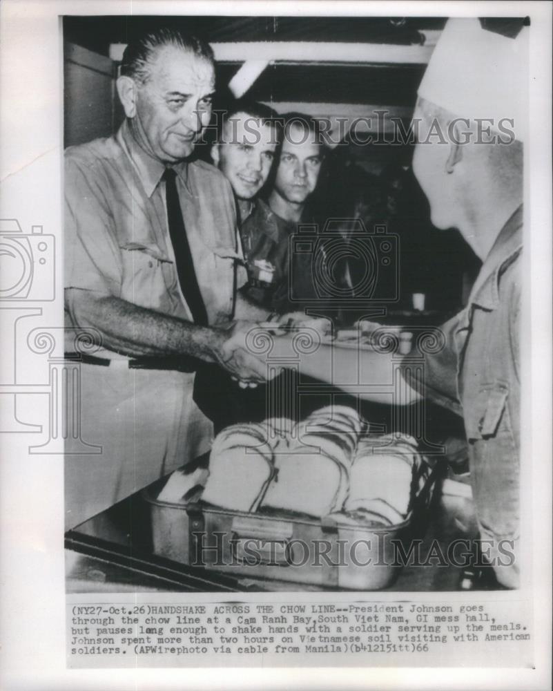 1966 Press Photo President Johnson In Chow Line Cam Ranh Bay Mess Hall - Historic Images