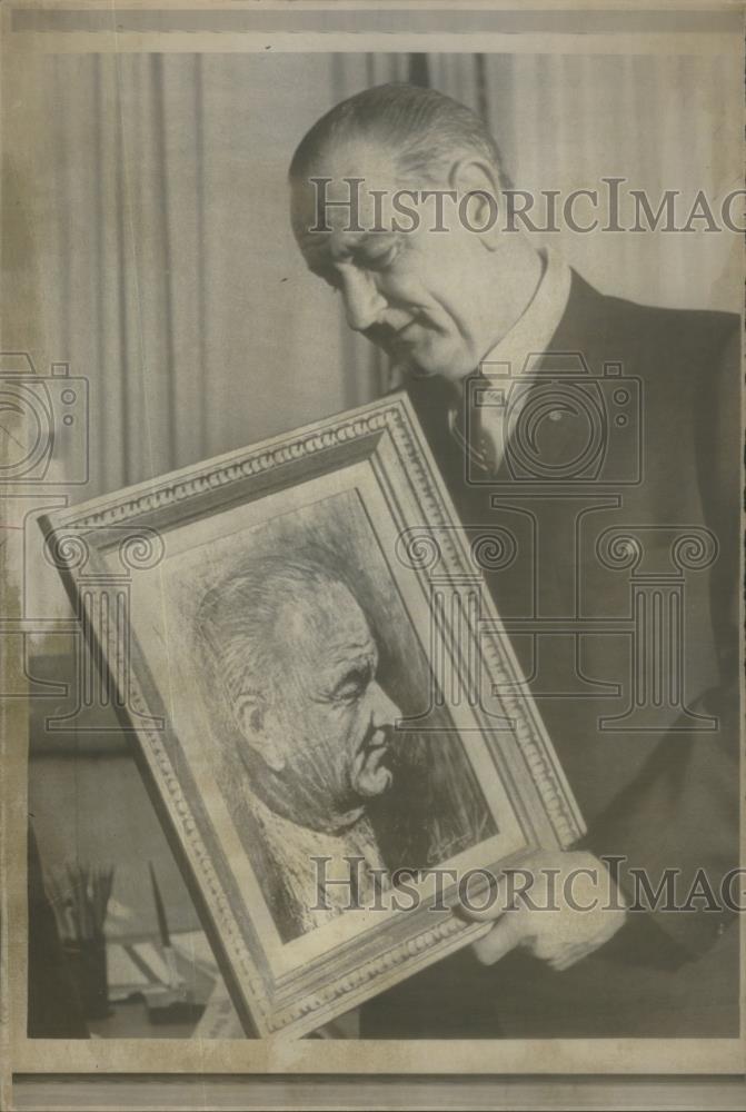 1967 Press Photo President Johnson Holding Portrait Artist Bieber Won Contest - Historic Images