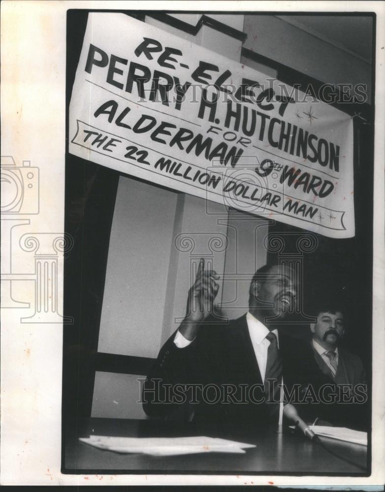 1986 Press Photo Chicago Alderman Hutchinson Announcing Reelection Campaign - Historic Images