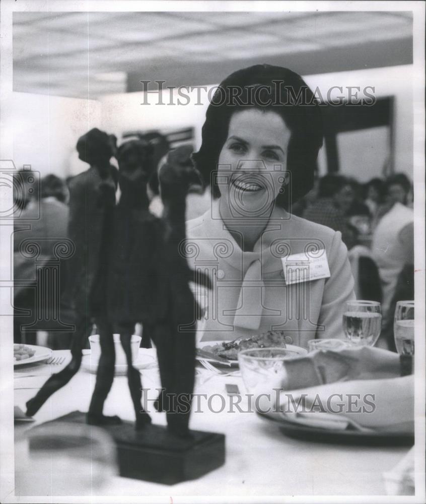 1969 Press Photo Sculptors Table Fashions Mrs William Galbraith American College - Historic Images