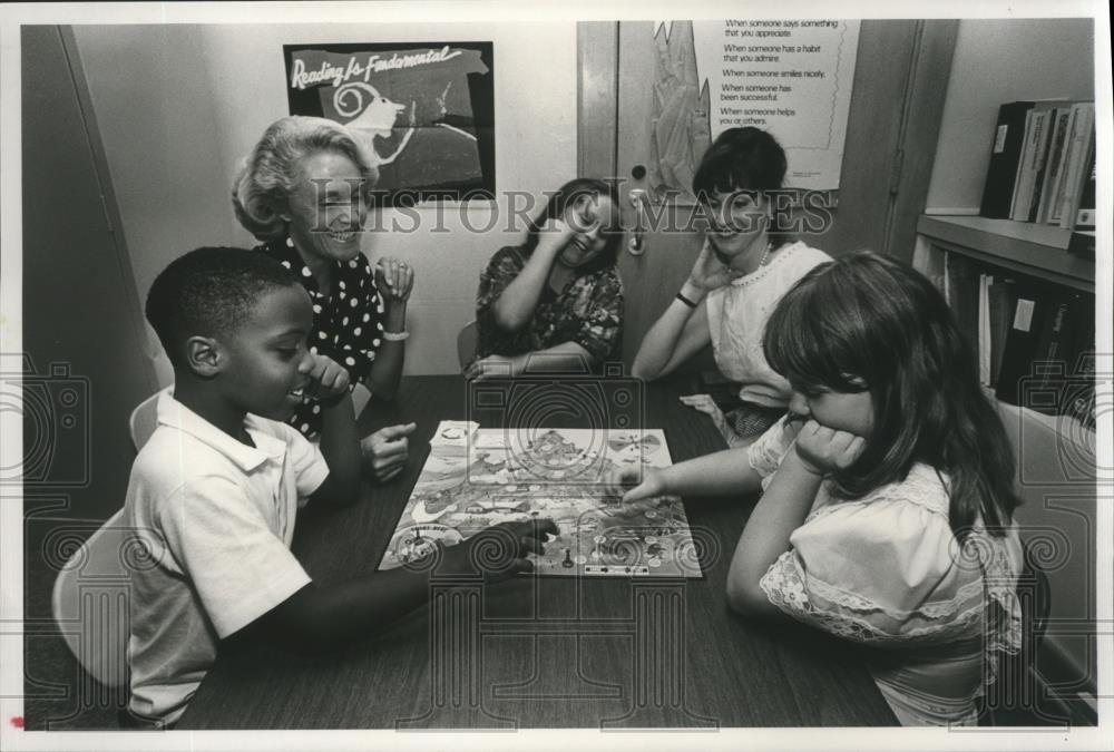 1991 Press Photo Glen Iris Elementary Instructors teach reading using board game - Historic Images