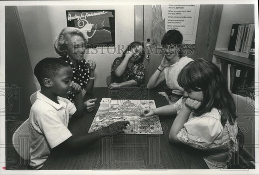 1991 Press Photo Glen Iris Elementary Instructors teach reading using board game - Historic Images