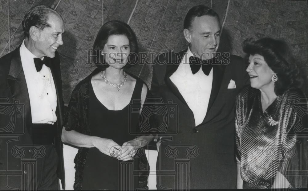 1977 Press Photo E.M. Friend, Nancy Dickerson, Robert & Regine Shook at Gala IV - Historic Images