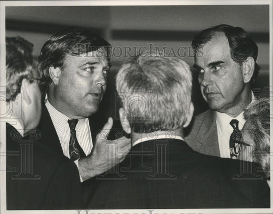 1991 Press Photo Jim Folsom Jr. talks with Senators about General Fund Budget - Historic Images