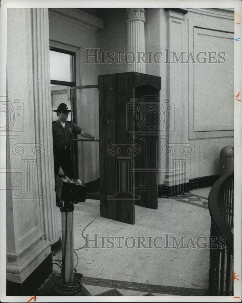 1980 Press Photo Metal Detectors Installed at Balcony of Alabama State Capitol - Historic Images