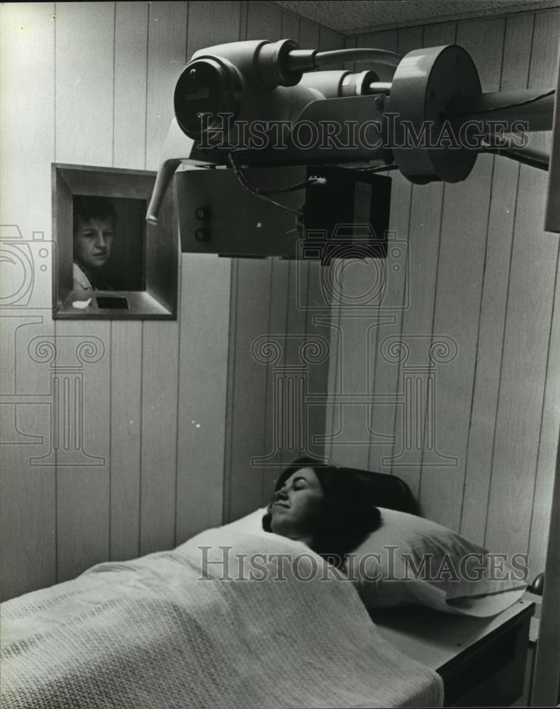 1981 Press Photo Hazel Taylor takes x-ray at Family Practice Health Center, AL - Historic Images