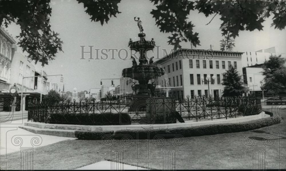 1980 Press Photo Montgomery, Alabama Court Square with Fountain - abna16999 - Historic Images