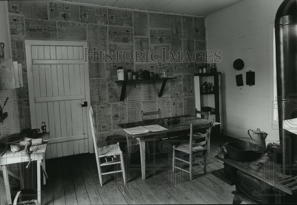 1982 Press Photo Interior of Shotgun House at Black Culture Preservation Center - Historic Images