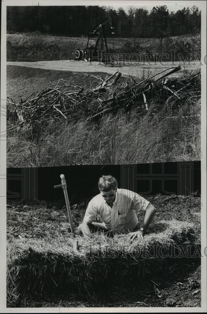 1990 Press Photo Floyd Briscoe, with River Gas Company checks an erosion control - Historic Images