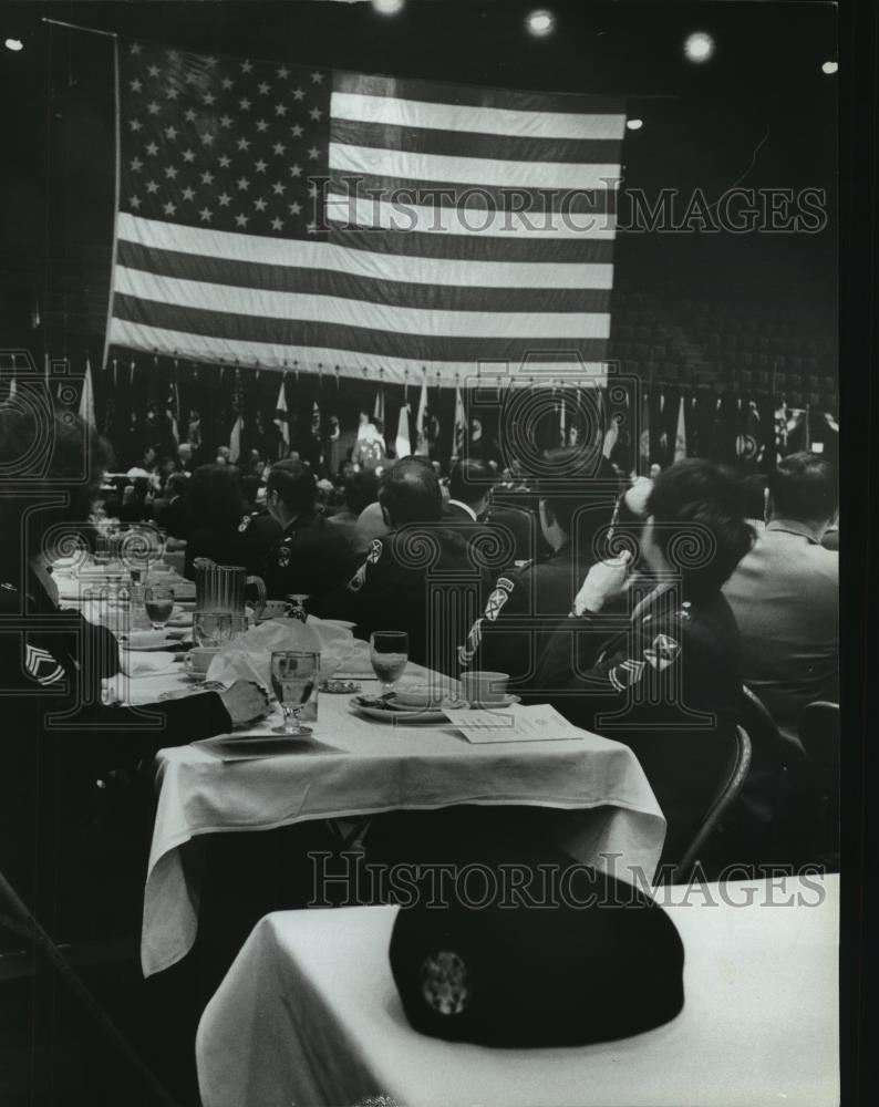 1981 Press Photo Veteran&#39;s Day Banquet with Attendees - abna17152 - Historic Images