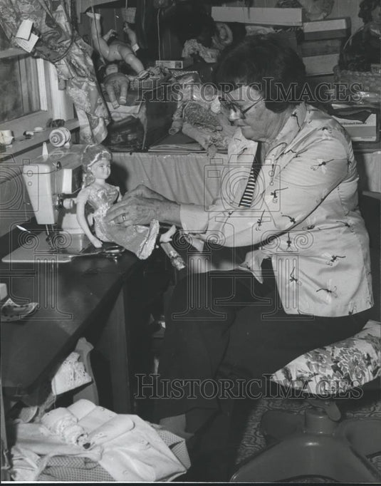 1981 Press Photo Mrs. Troubaugh dresses dolls at the doll hospital, Wetumpka - Historic Images