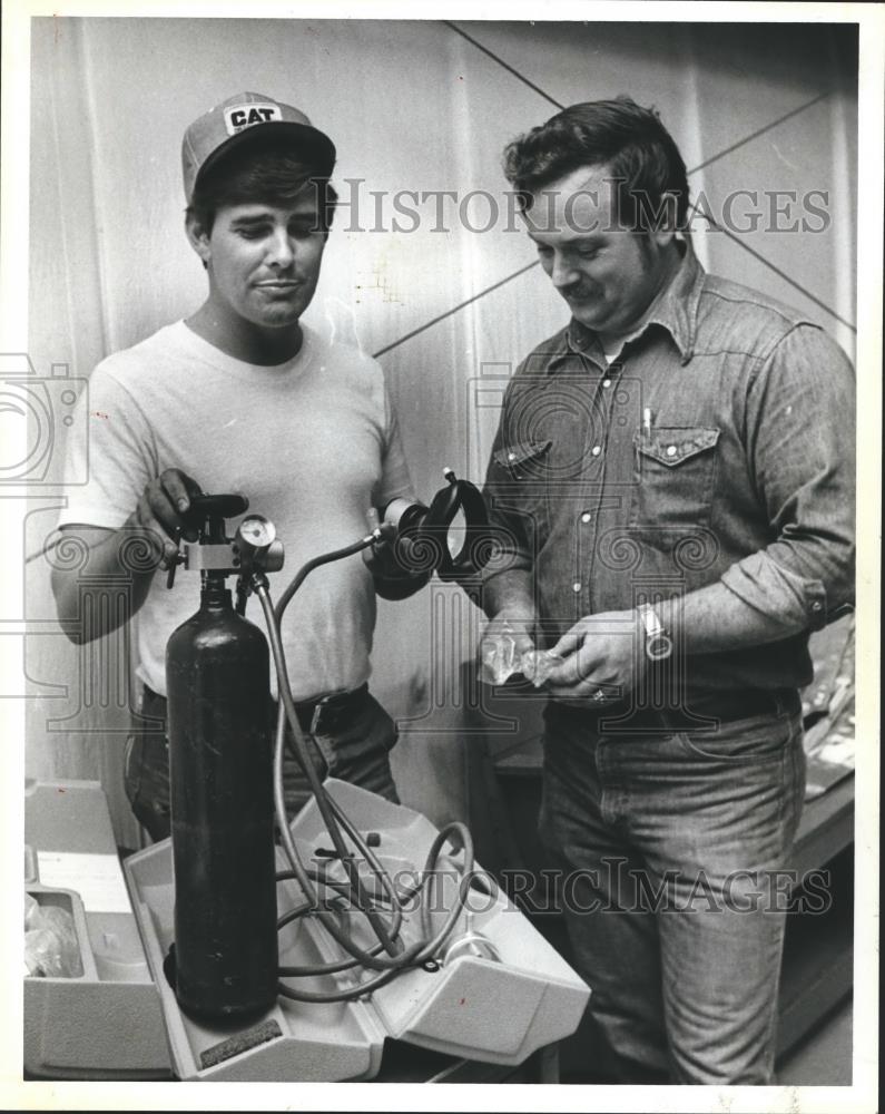 1979 Press Photo Larry Rolling and Harry Davies checking fire equipment, Alabama - Historic Images