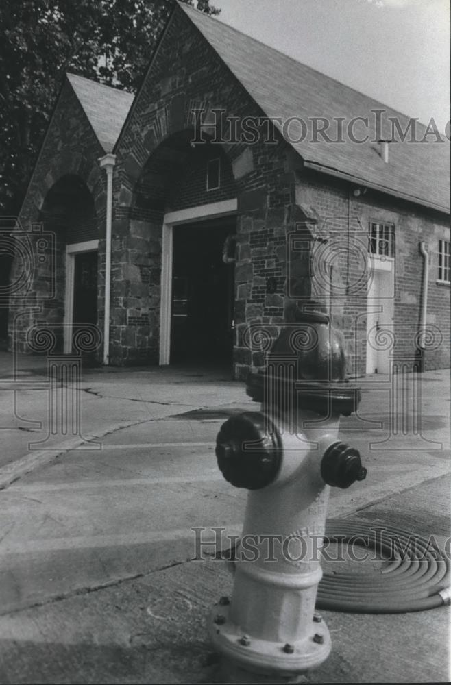 1979 Press Photo Fire Hydrant in front of Building in Woodlawn, Alabama - Historic Images