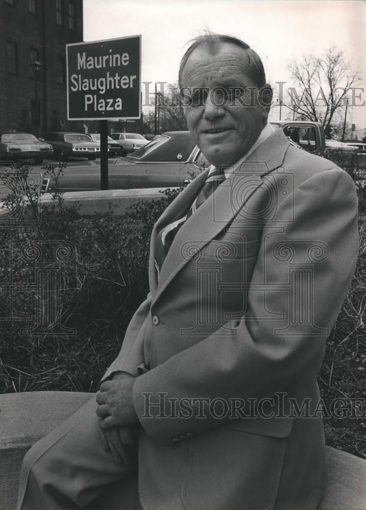1983 Press Photo Bob Hall, Woodlawn business group president, in Parking Lot - Historic Images