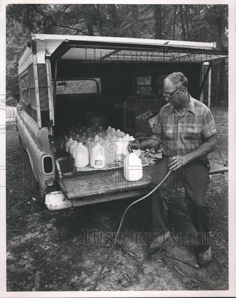 1988 Press Photo Shady Grove Resident Harold Cooper fills Water, plastic bottles - Historic Images